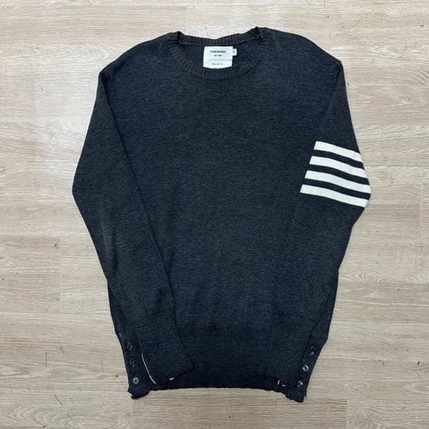 톰브라운 시그니처 4선 완장 크루넥 니트 [차콜] 2사이즈