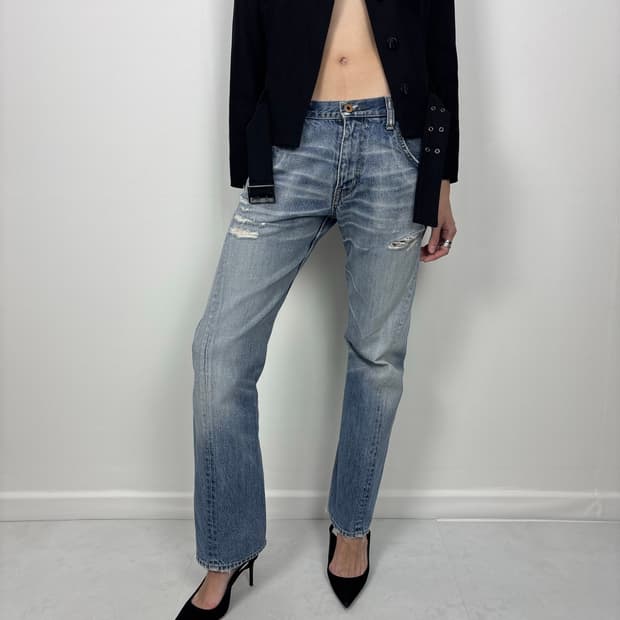 DISTRESSED CURVED JEAN