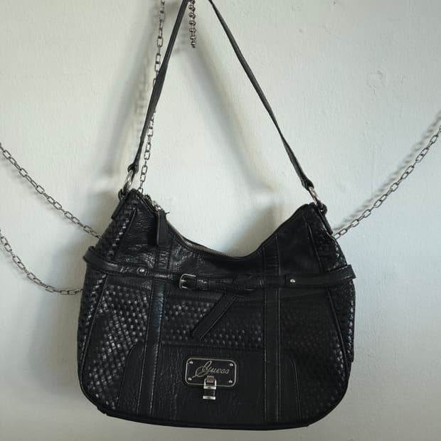 게스 y2k 시크 플레이트 로고 숄더백