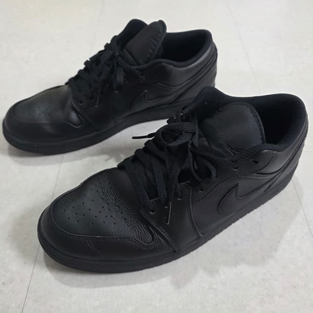 나이키 에어 조던 1 로우 트리플 블랙 300