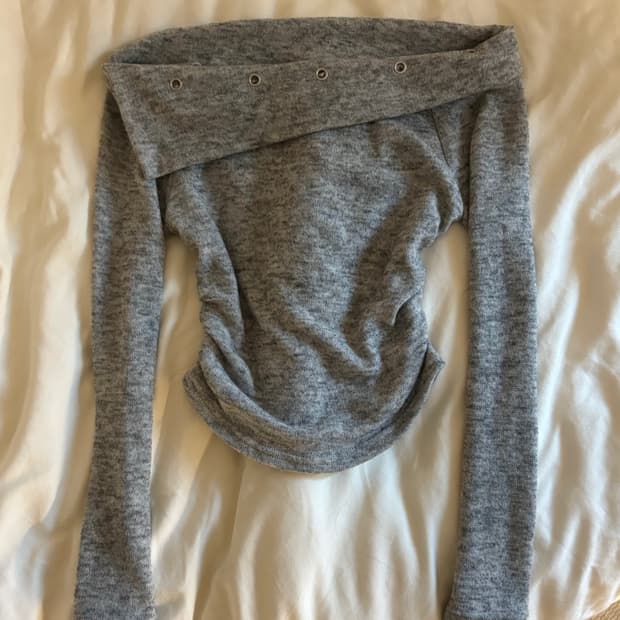 🕯️ y2k 오프숄더 버튼 디테일 니트탑