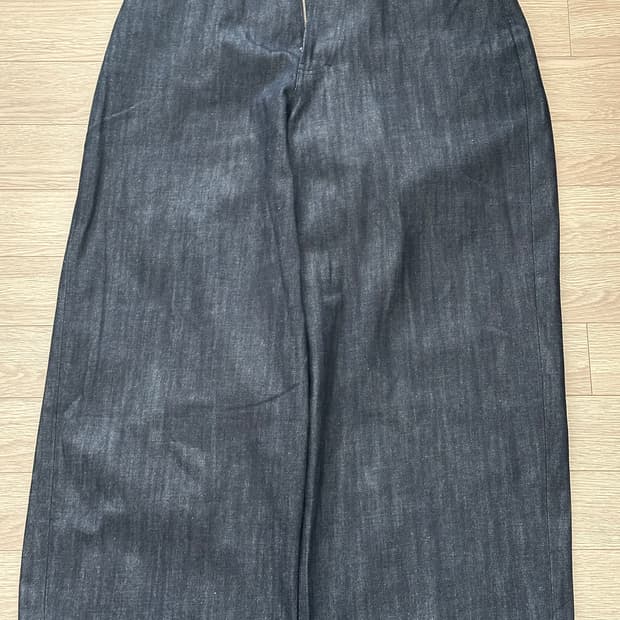 Deaile rigid denim
