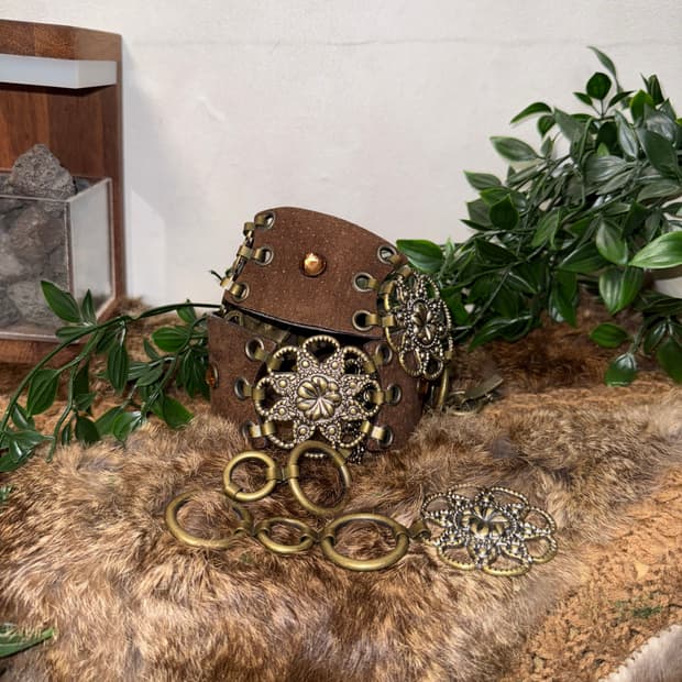 Brown oriental floral suede cubic 체인 벨트