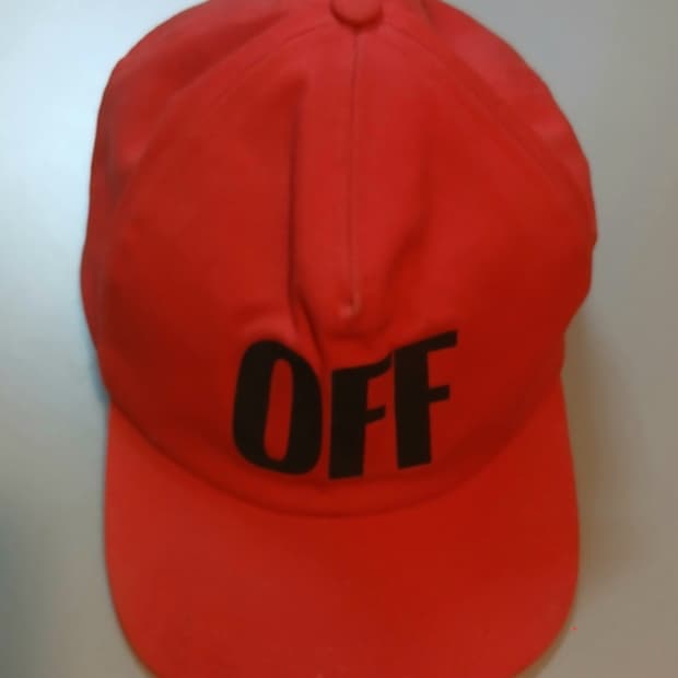 오프화이트 레드 볼캡