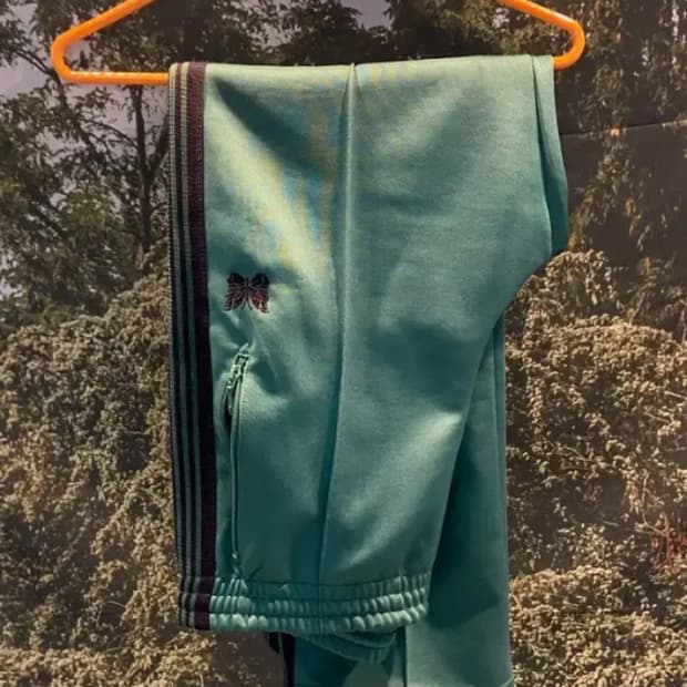 니들스 트랙팬츠 스트레이트 에메랄드 m (4회미만 착용 새상품급)