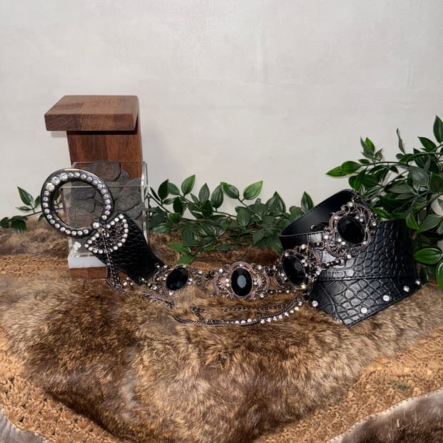 Black oriental gemstone cubic chain belt