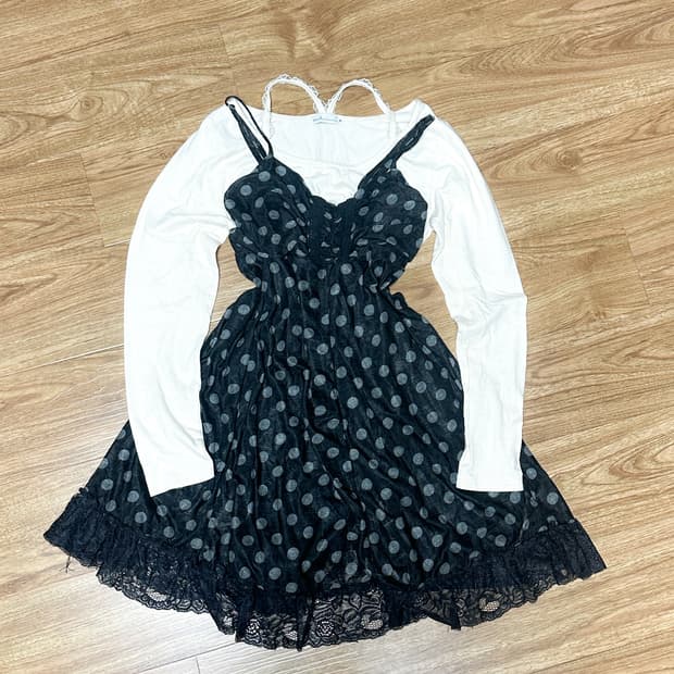 빈티지한 무드의 후드 더플 코트입니다. 떡볶이 단추 디테일이 포인트인 제