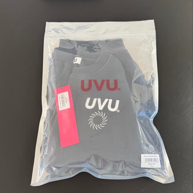 UVU 인시그니아 크루 스웻 맨투맨 잉크블루