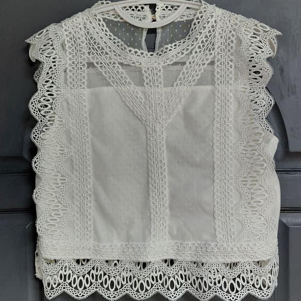[L] Lutique 아일렛 자수 레이스 시스루 블라우스 (화이트)
