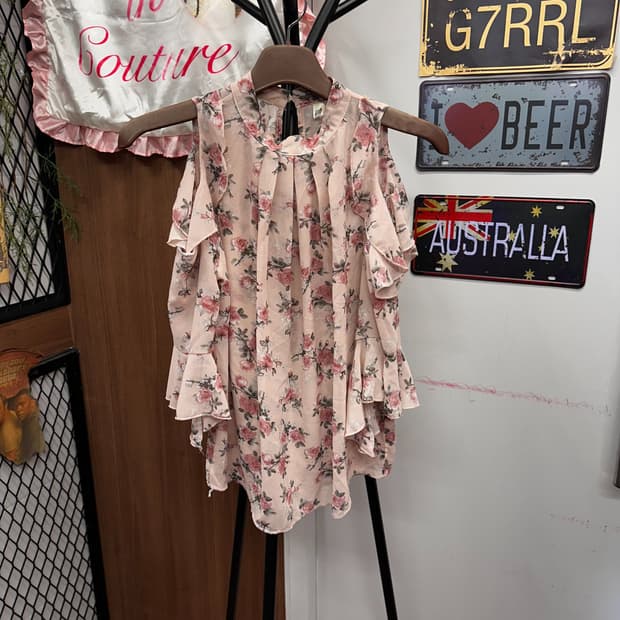 Shoulder Slit Shirring Floral Blouse