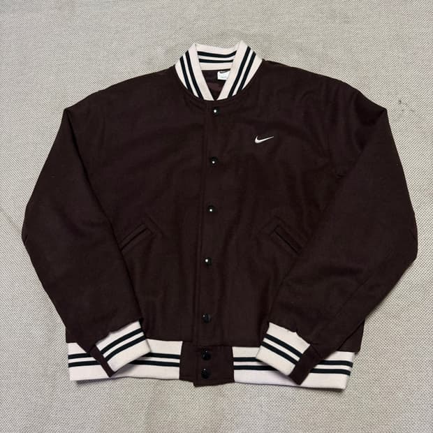 나이키 NSW 어센틱 바시티 자켓 브라운 바살트 - 아시아