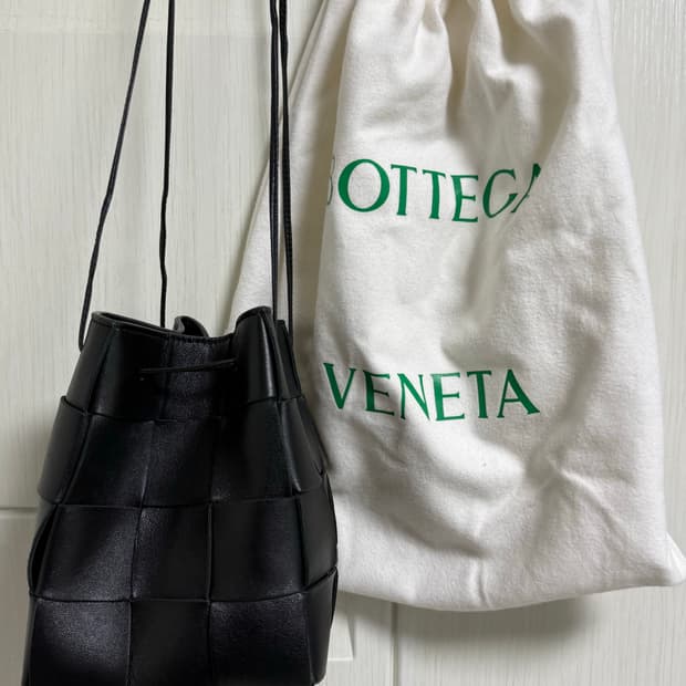 보테가베네타 미니 레더 카세트 버킷백