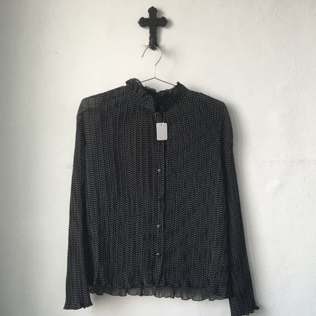 Dot pattern pleats blouse