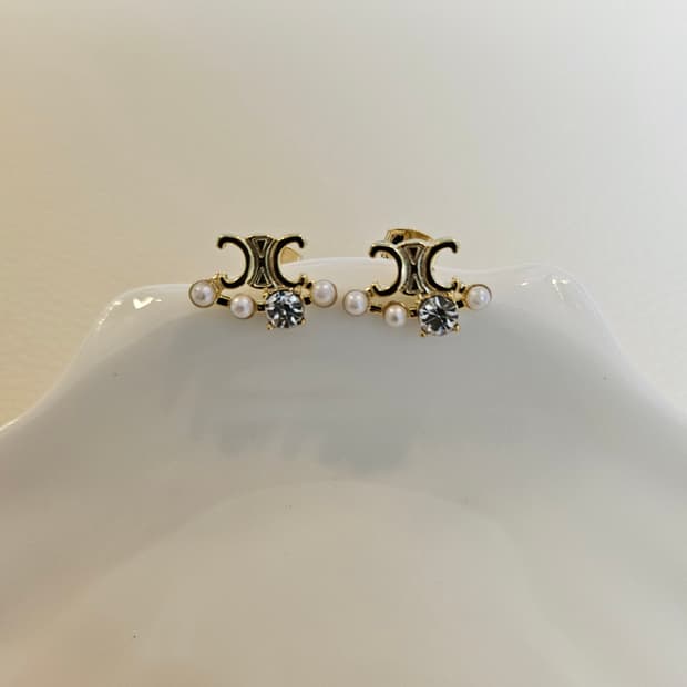 셀린느 업사이클링 트리옹프 큐빅 진주 골드 귀걸이