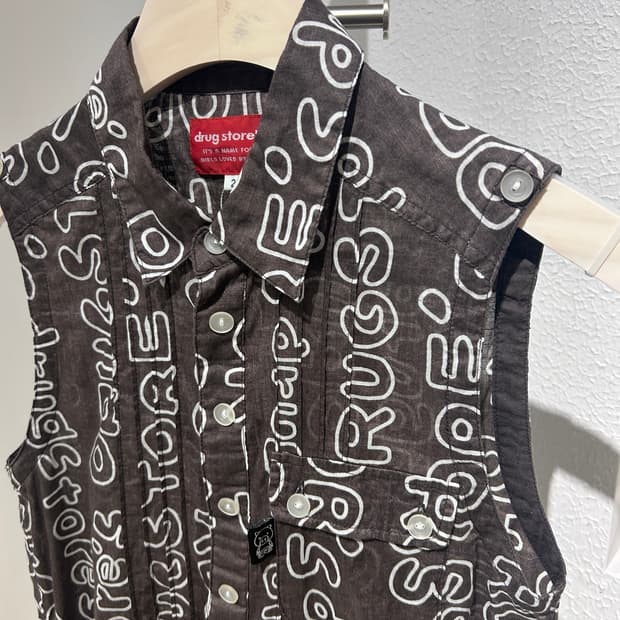 Drug store’s sleevess shirt