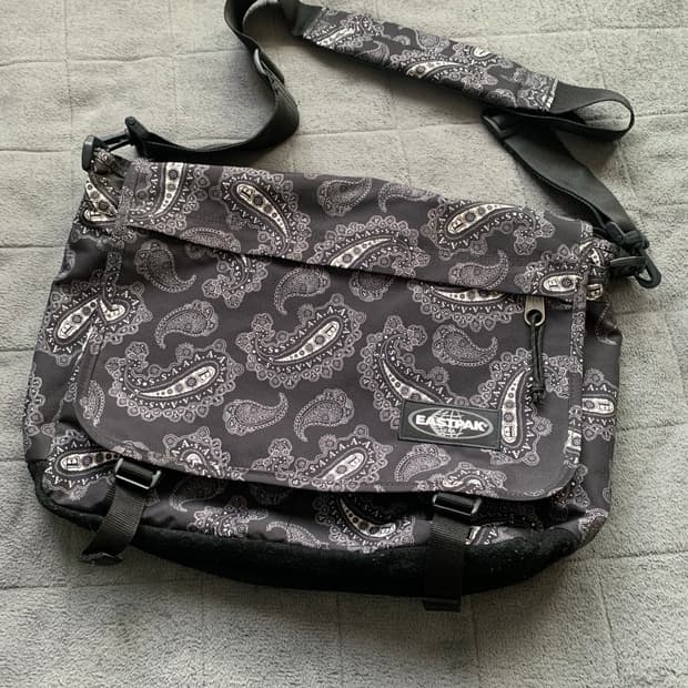 이스트백 메신저백