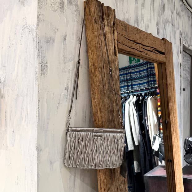 미우미우 실버 마테라쎄 클러치