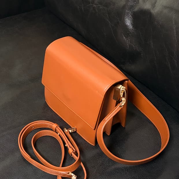 hoze 호제 카멜 숄더백 (크로스백 끈 포함)