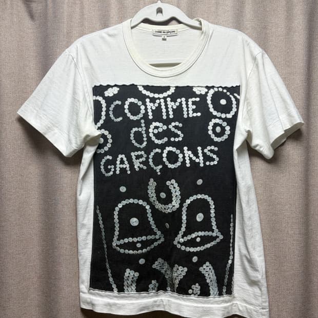 꼼데가르송 단추 그래픽 반팔 티셔츠