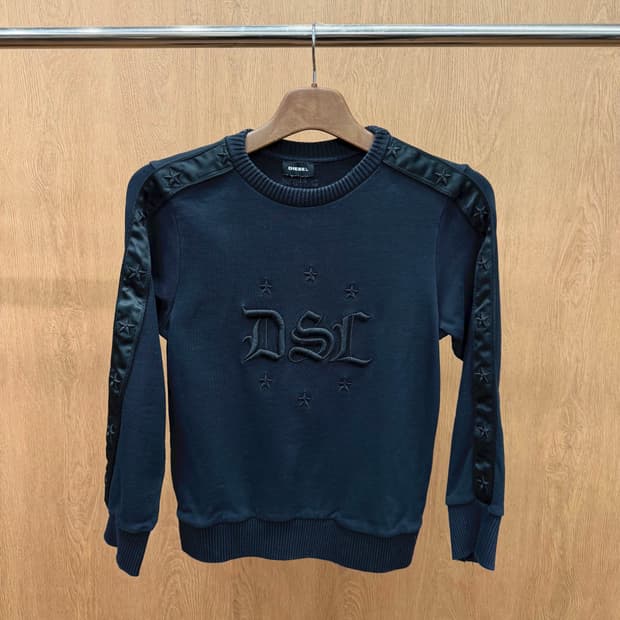 디젤 라운드넥 맨투맨 로고 레터링 자수 스타 패치 숄더 배색 디테일 블랙