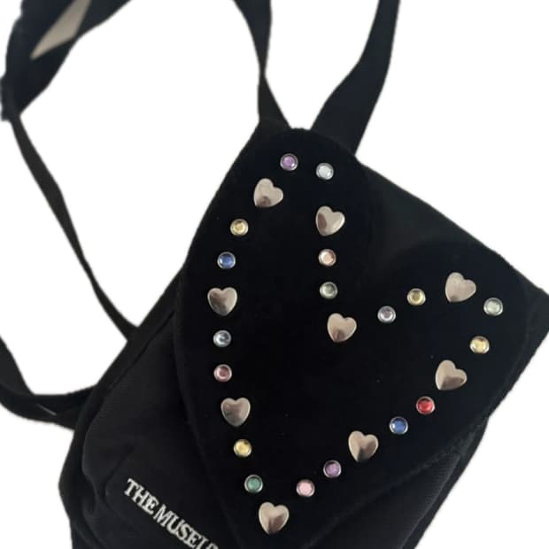 더뮤지엄비지터 하트젬 미니백 블랙 