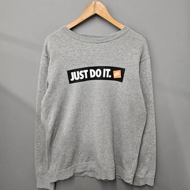 나이키 JUST DO IT 박스 프린팅 맨투맨 그레이