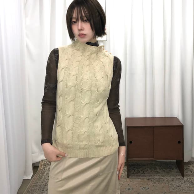 아이보리 버튼 포인트 니트