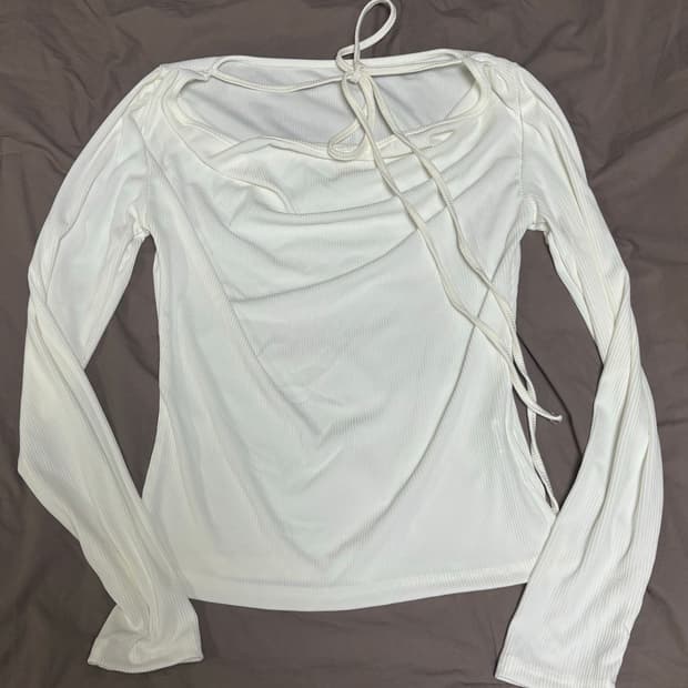 슬림핏 오프숄더 리본 포인트 롱슬리브 화이트