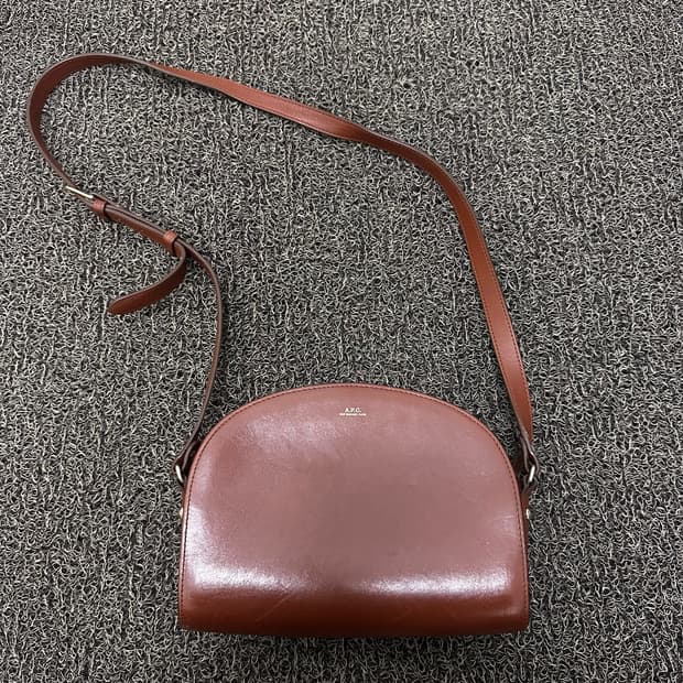 A.P.C 아페쎄 하프문 브라운 여성 숄더백 가방