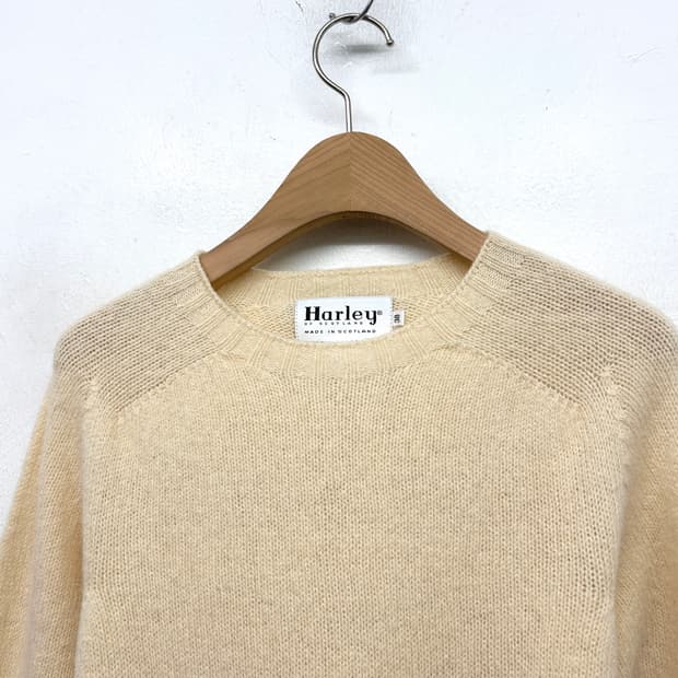 할리오브스코틀랜드 베이지 니트 스웨터