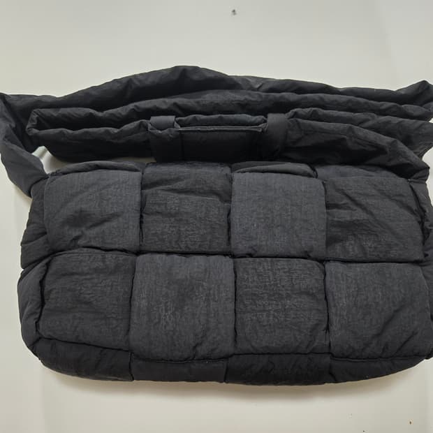  보테가베네타 블랙 패딩 테크 카세트 백 