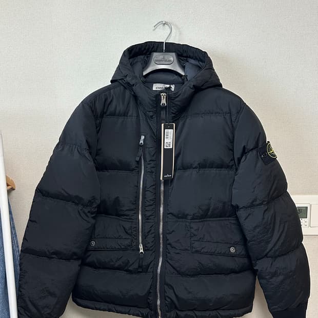 스톤아일랜드 25FW나일론메탈 에코닐 패딩 블랙 100사이즈 판매