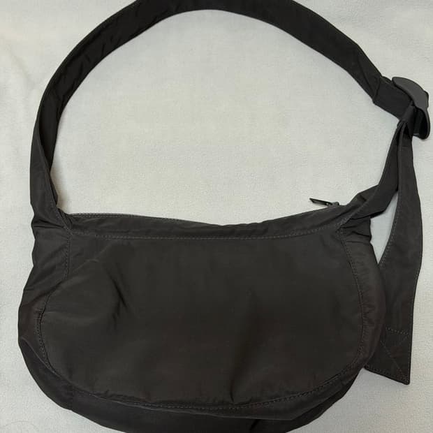 코스 나일론 새들백 블랙