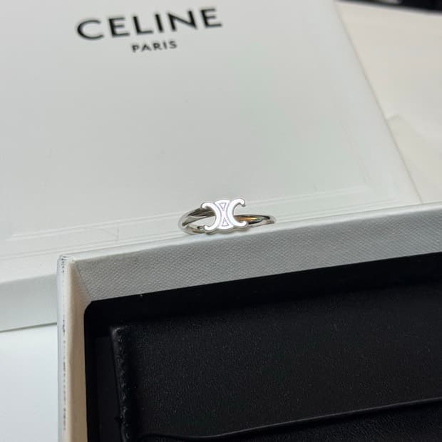 셀린느 트리옹프 애시메트릭 반지 판매합니다!