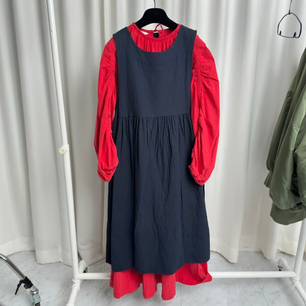 뮤제드 원피스 레드 & 네이비 타바드 레이어드 세트