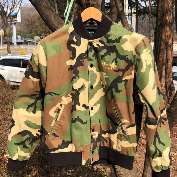 허프(HUF) 카모플라주 바시티 자켓 