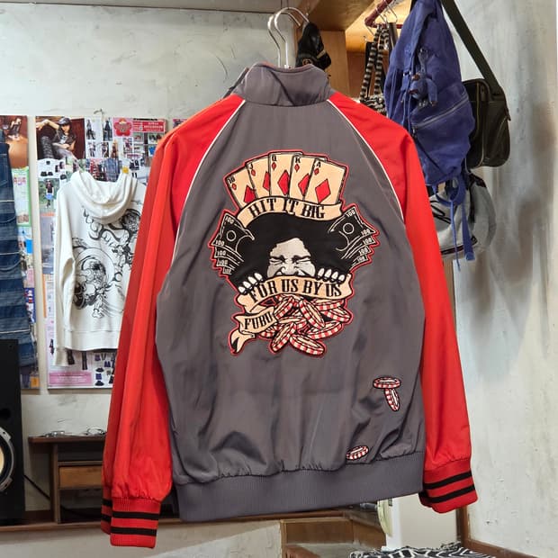 후부 자수 패치 바시티 자켓