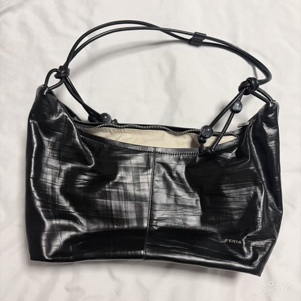 FERIA 페리아 블랙 레더 숄더백