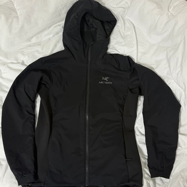 아크테릭스 fw24 아톰 후디