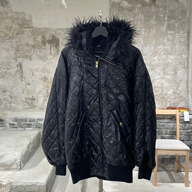 ktz 블랙 퀼팅 글로시 퍼 후디 나일론 점퍼