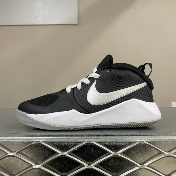 나이키 팀 허슬 D9 블랙 화이트 240