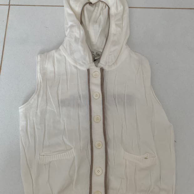[마뗑킴] WRINKLE HOODY BUTTON KNIT VEST IN 