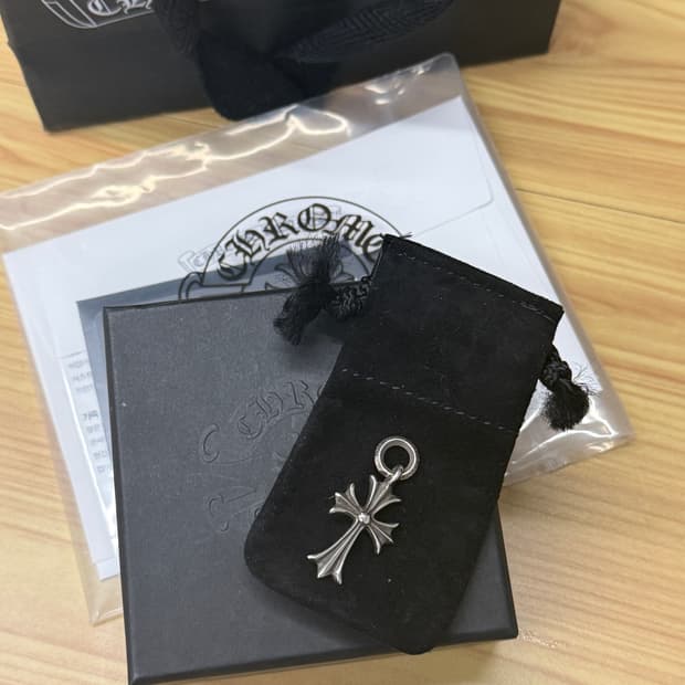 크롬하츠 타이니 크로스 펜던트