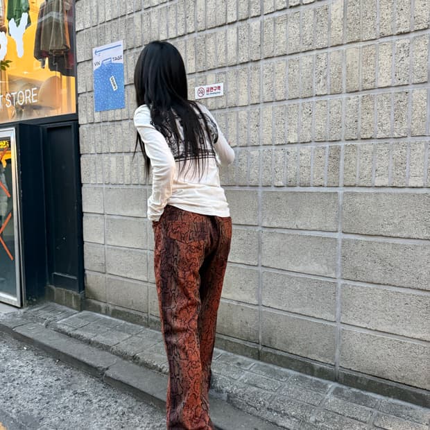 니들스 파이톤 패턴 스트레이트 트랙팬츠