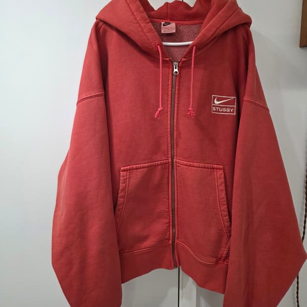 나이키 x 스투시 풀 집 피그먼트 다이드 플리스 후드 하바네로 레드 L