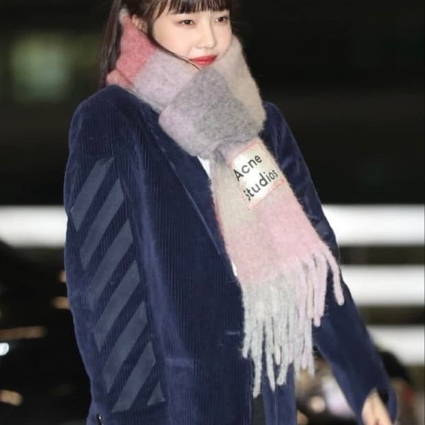 아크네스튜디오 머플러 푸시아라일락 올드택(조이 착용)