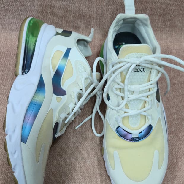 나이키 265mm-  에어맥스 270 리액트 운동화  
유니크한 디자인
