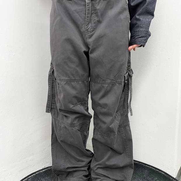 차콜 절개 버클 카고 팬츠
