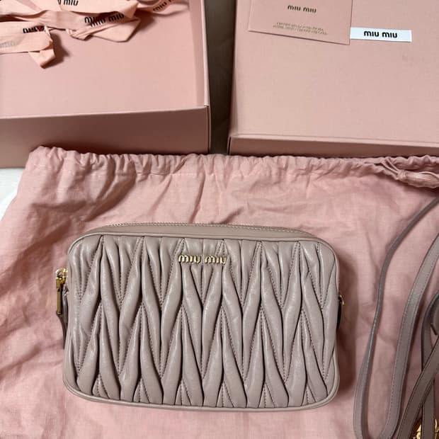 미우미우 마테라쎄 카메라백