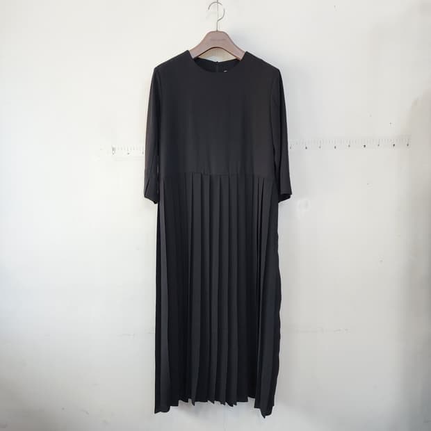 페미니크 데일리 블랙 플리츠 롱 원피스